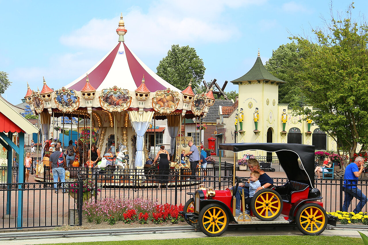 De Nostalgische Carrousel op het entreeplein van Sprookjeswonderland