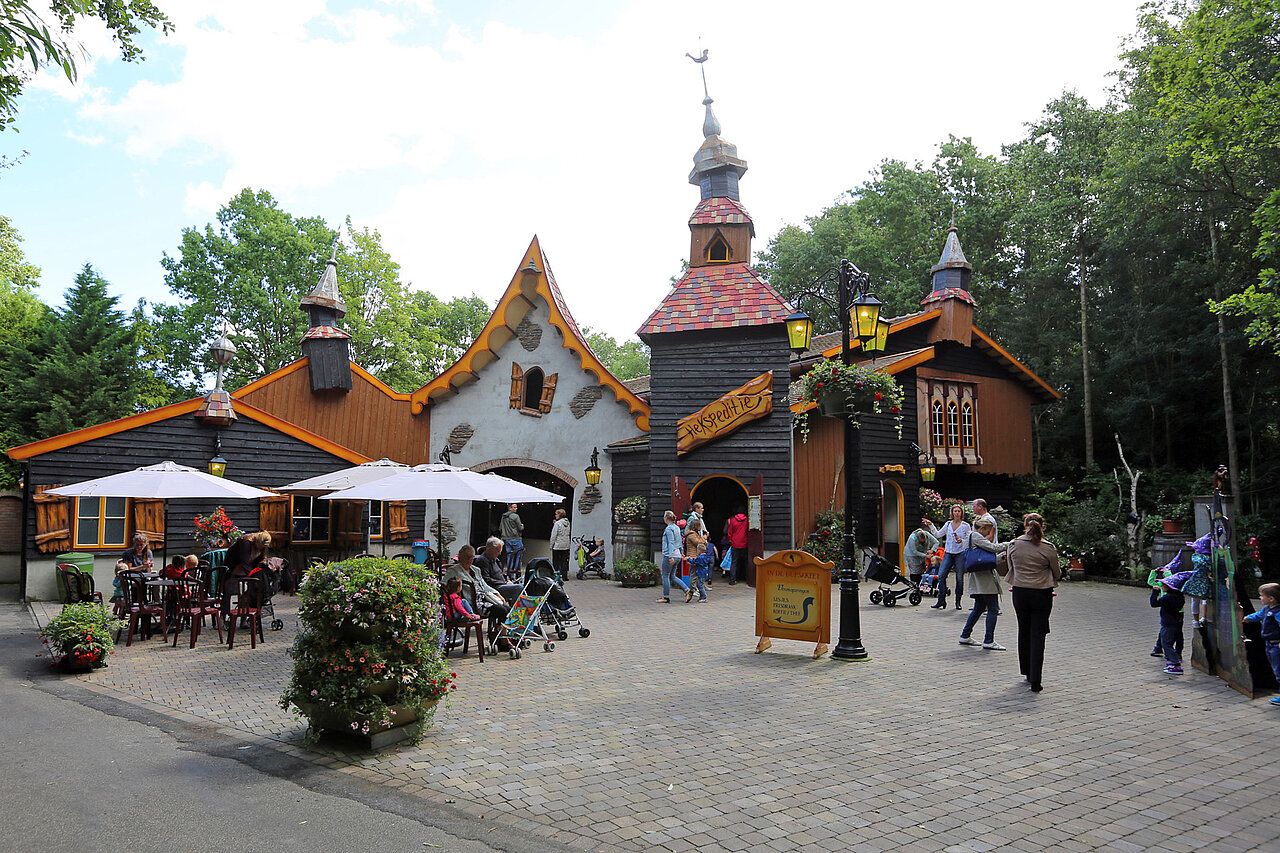 Het attractiegebouw van de Hekspeditie in Sprookjeswonderland