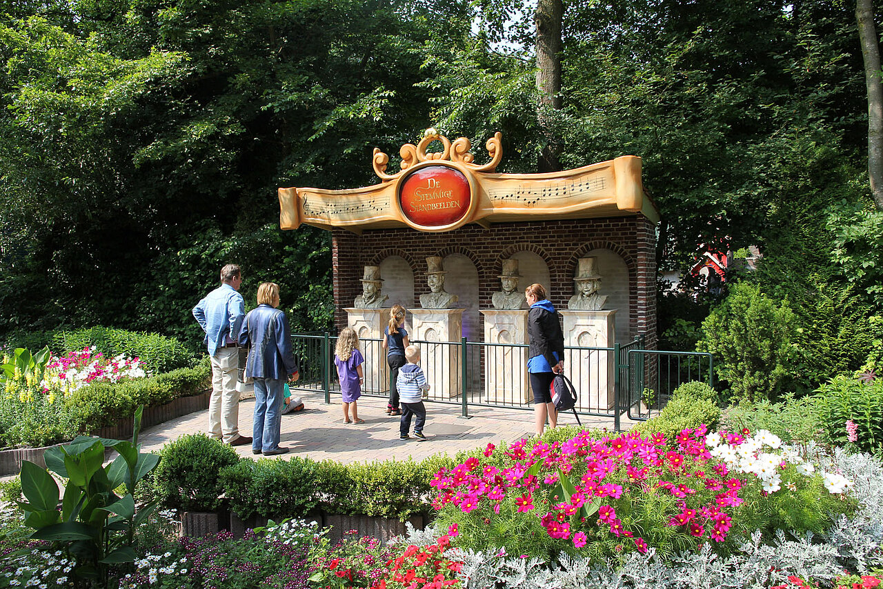De Stemmige Standbeelden in Sprookjeswonderland