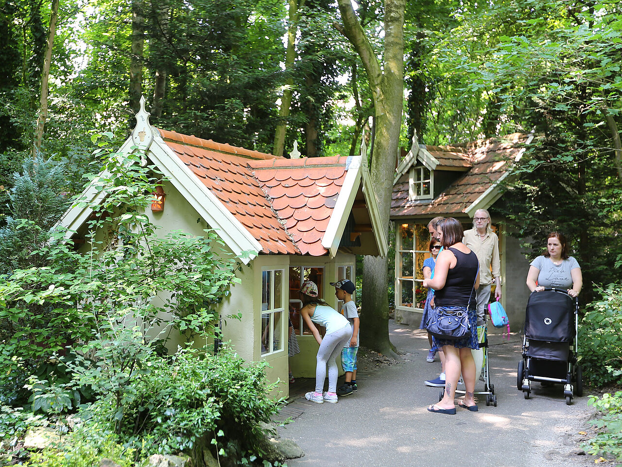 Gluur door de raampjes naar binnen